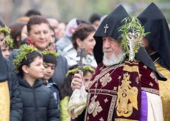 ԾԱՂԿԱԶԱՐԴԻ ՏՕՆԸ ՄԱՅՐ ԱԹՈՌ ՍՈՒՐԲ ԷՋՄԻԱԾԻՆԻ ՄԷՋ