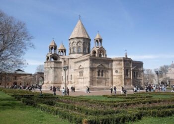 Հայ Եկեղեցին Տագնապի Առջեւ