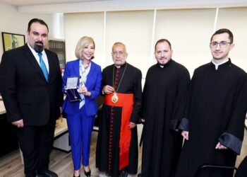 Լիբանանի Առաջին Տիկին Նեհմաթ Աուն Այցելեց Հայ Կաթողիկէ Ս. Խաչ Հարպոյեան Բարձրագոյն Վարժարան