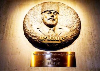 Աղասիի Որմնաքանդակը Դրոշմուեցաւ Հ.Մ.Մ. Ակումբի Մուտքին